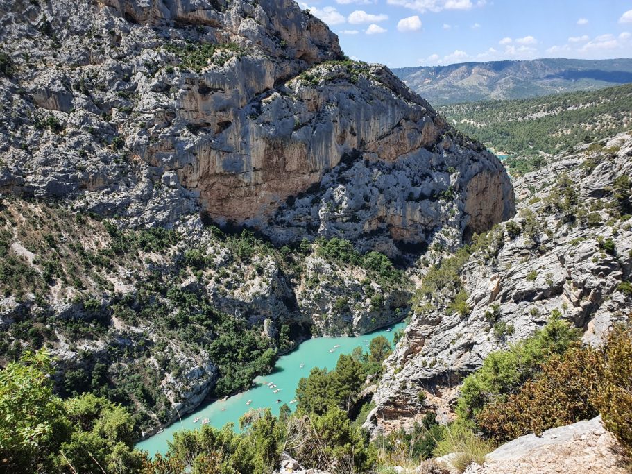 Atemberaubender Ausblick Türkisblauer Fluss schlängelt sich durch steile Felsformationen und grüne Vegetation.